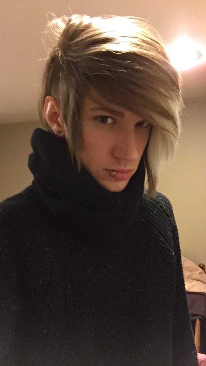 timmyrasmuss3n's tweet photo. Got a couple hairs cut, lost my neck in the process. https://t.co/KfnQiv85FE