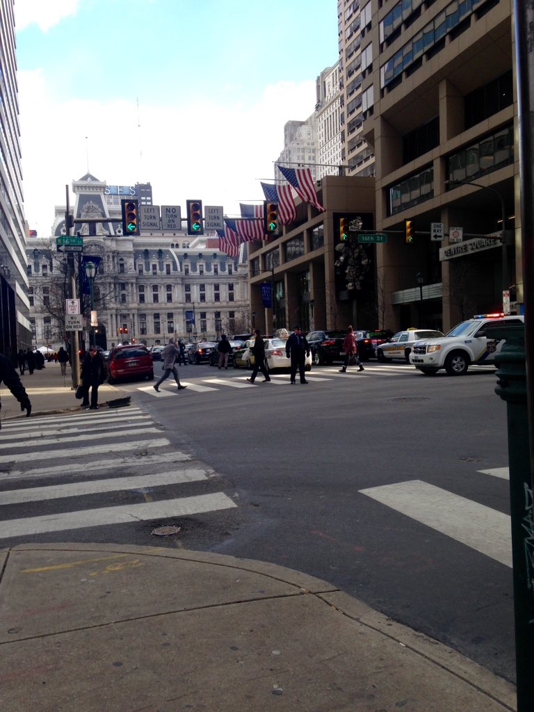greenphilly_'s tweet image. Apparently the taxicabs are out protesting in front of City Hall... #honkapalooza #uberprotest