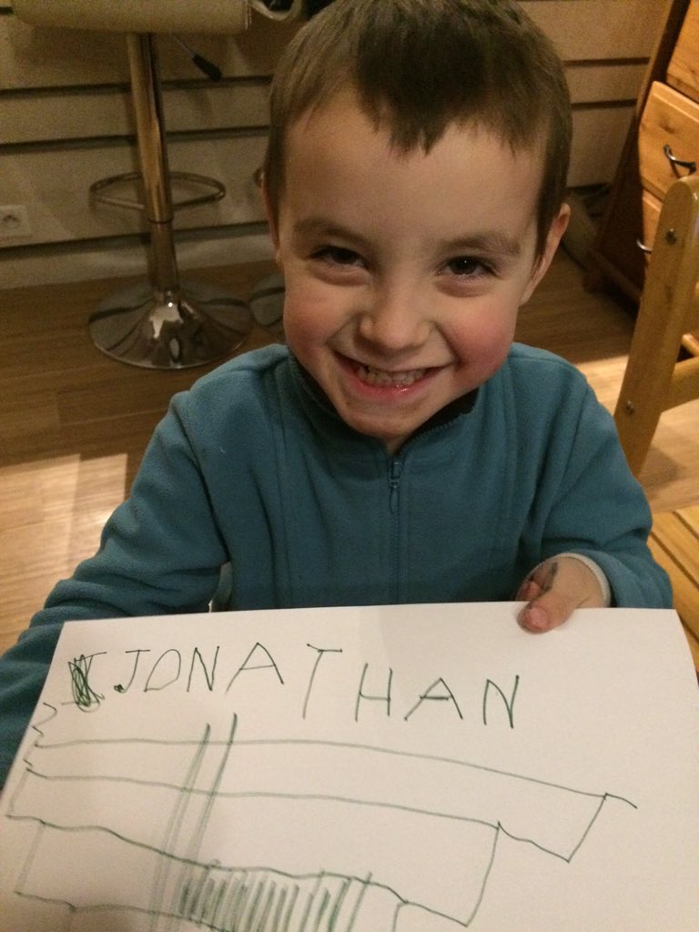 FAUVELJonathan's tweet photo. "Papa comment on écrit ton prénom?" #toutseul #iliraloin #çapromet #tropfier https://t.co/QI4pHdmasQ