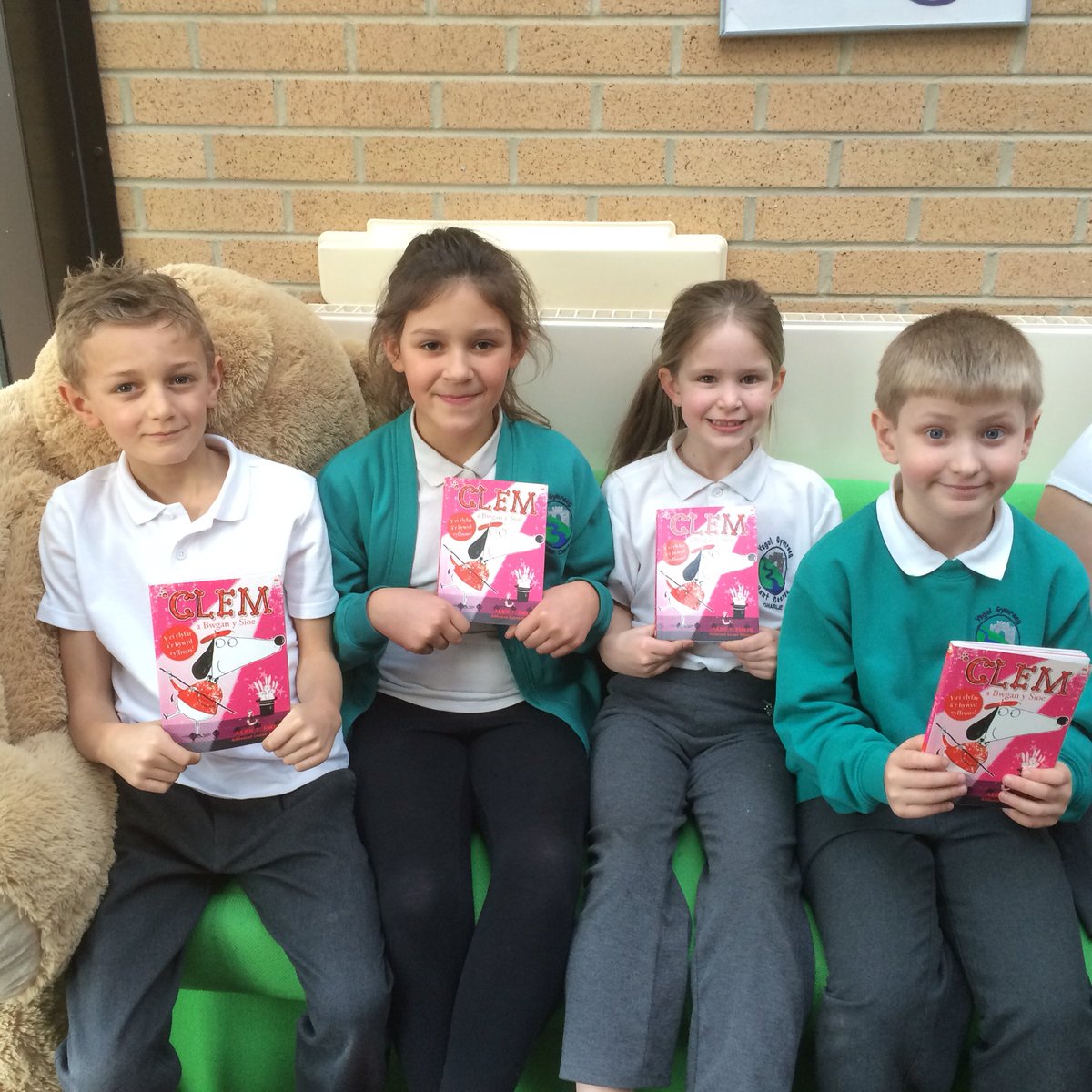 YGNantCaerau's tweet photo. Big congratulations to the 'book quiz' crew! Great effort ⭐️. @CSC_Mamiaith @CSCJES #welshreading #clem #mimosa https://t.co/c0OrhpX7lF