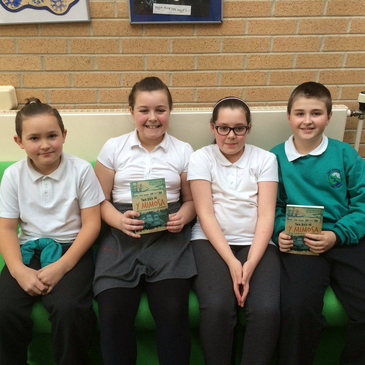 YGNantCaerau's tweet photo. Big congratulations to the 'book quiz' crew! Great effort ⭐️. @CSC_Mamiaith @CSCJES #welshreading #clem #mimosa https://t.co/c0OrhpX7lF