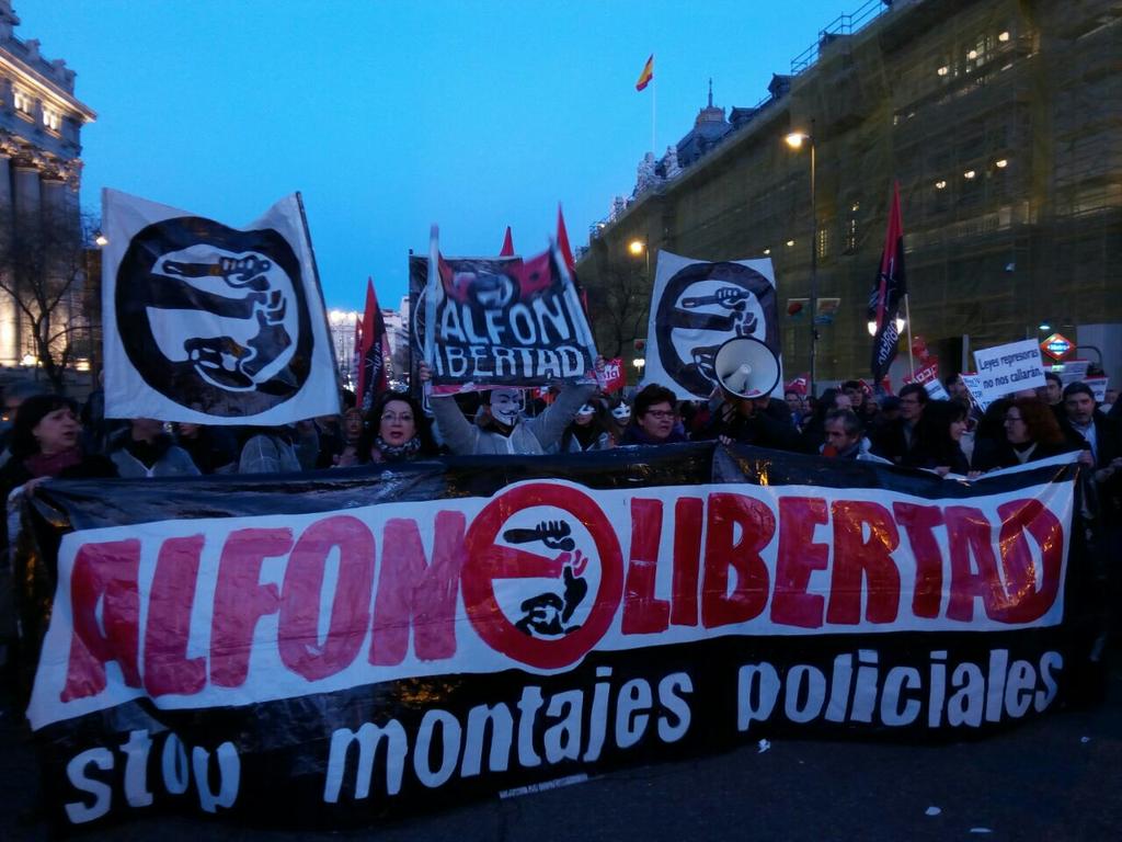 bukaneros92's tweet photo. Pasan años y el futuro de la democracia en España pasa por limitar libertades y eliminar derechos #HuelgaNoEsDelito https://t.co/3sYsOGmgco