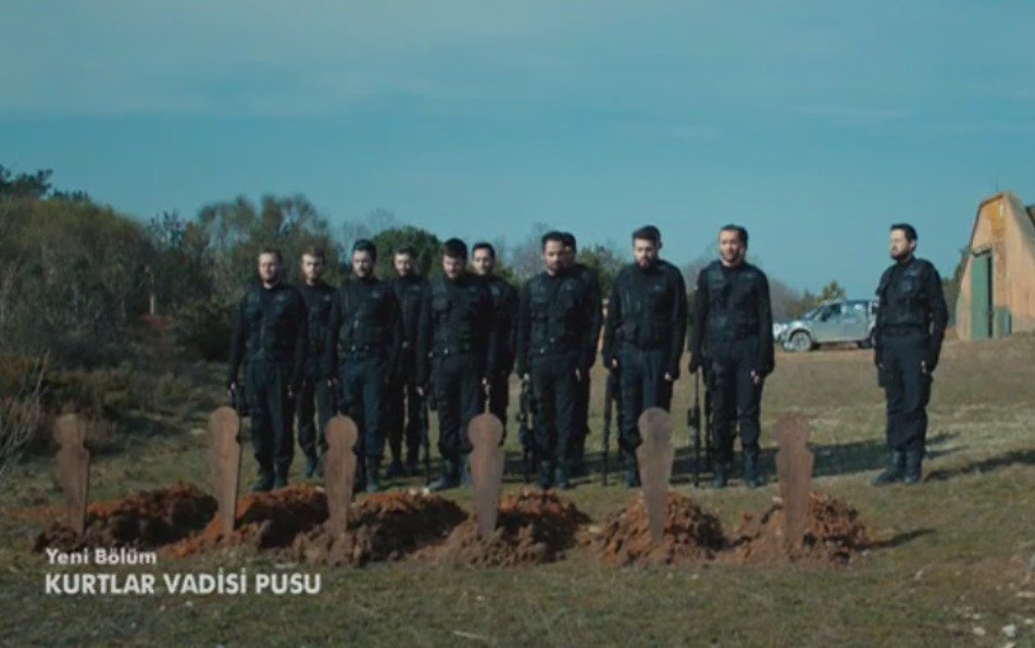 Tarlalarda biter kamış
Uzar gider vermez yemiş
Şol Yemende can verenler
Biri memet biri Memiş
#kurtlarvadisipusu283