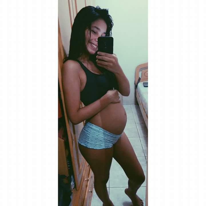 Hanrriethe1's tweet photo. ' Mdss mais ja 5 messes qe lindaaa minha amigaaa ta nossa to apaixonada qe venha nosso baby #Amorvcs #BbDaTitia 😍😍 https://t.co/c3zoBY1x06