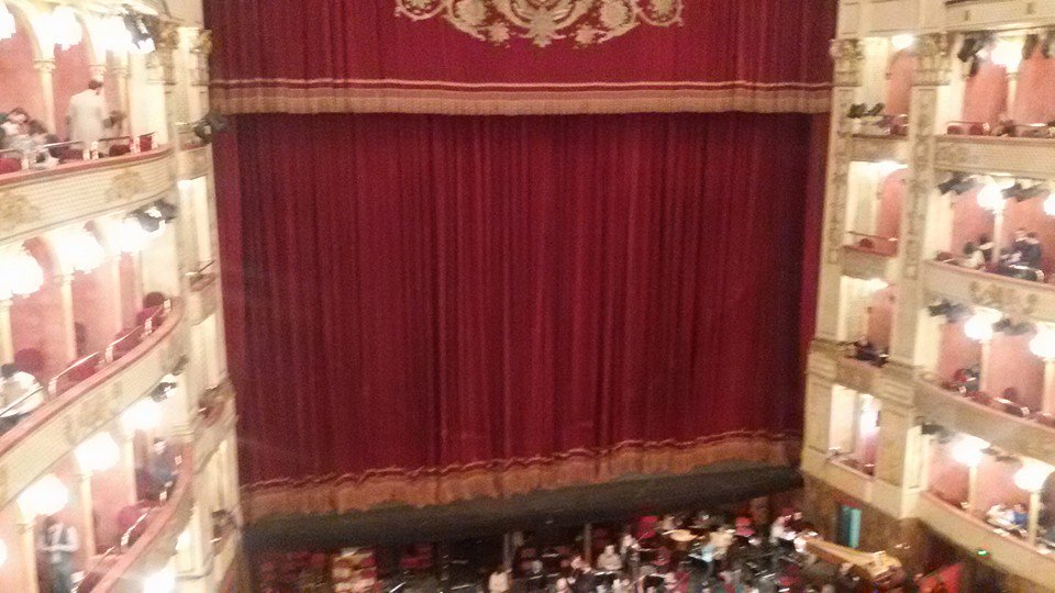 raicinque's tweet photo. #primabarbiere live ora su @raicinque Fate ancora in tempo ad assistere dal vostro palchetto a casa. #diqualità https://t.co/KaZRdQdDiv