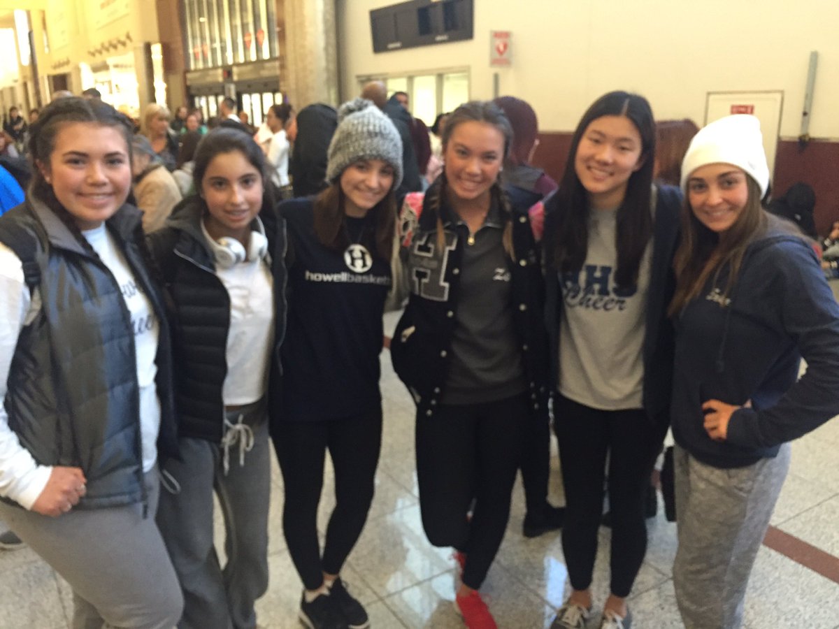 zoe_alyse_'s tweet photo. Howell Cheer is Here! #mylasttime😢 https://t.co/8jKJpte4Ze