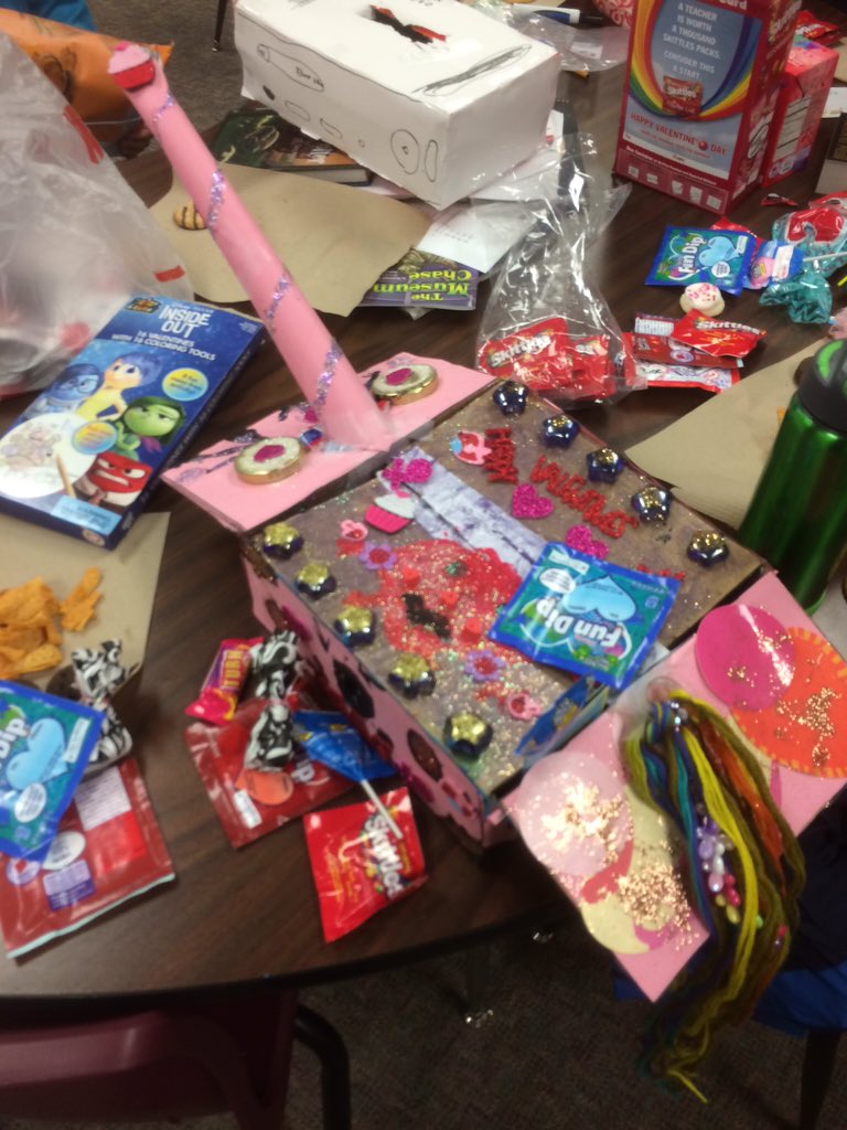 5th_Carlin's tweet photo. Classic Valentine's Day party!#5thchat https://t.co/eVn2vJ5cPO