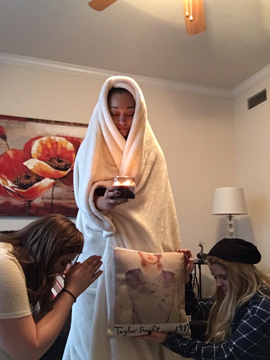 tswiftpower's tweet image. @taylornation13 #only1taylorswift me, @NashVegasSwift and @fifteeenswift had some pre-Grammy rituals for good luck