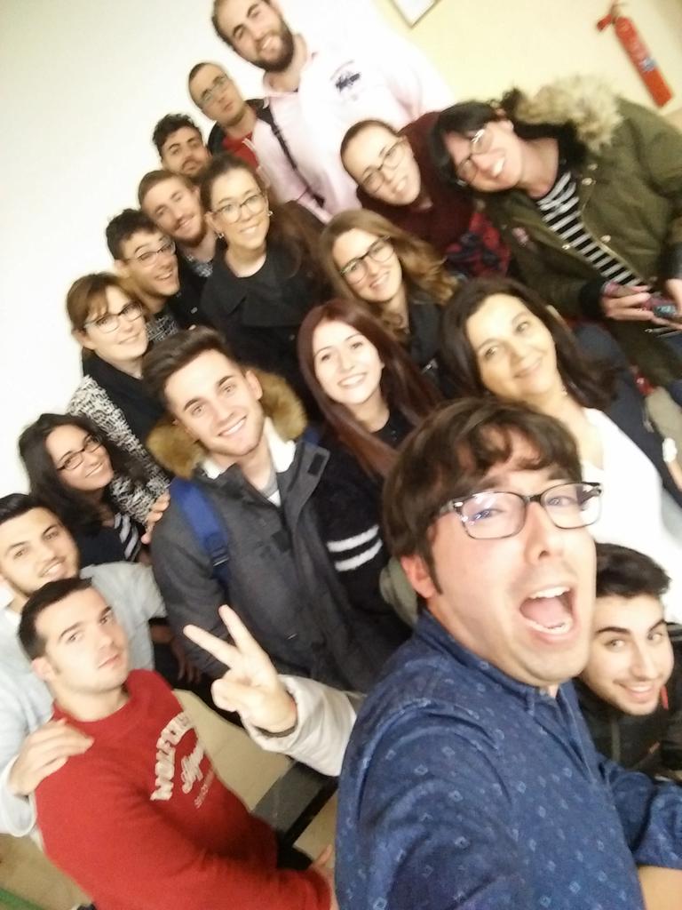 HolaMicrobio's tweet photo. Un placer de tarde la de hoy en @IESZorrillaFP preparando #TheCheesecontainer! Y ahora, a darle a las ideas! :-) https://t.co/JYhCFm5C7P