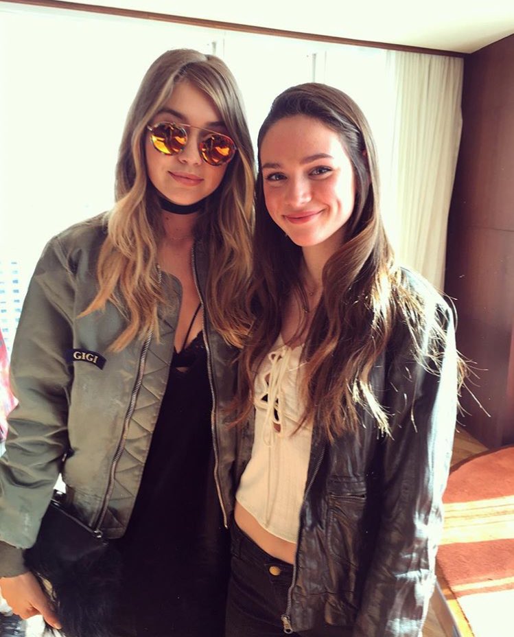 HadidNews's tweet image. Lizzie: "😍"