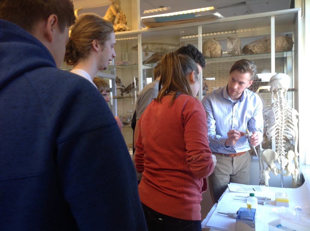 #Ashram College,bij Marieke en Daan in de les: DNA onderzoek !Super gemotiveerde havo leerlingen!