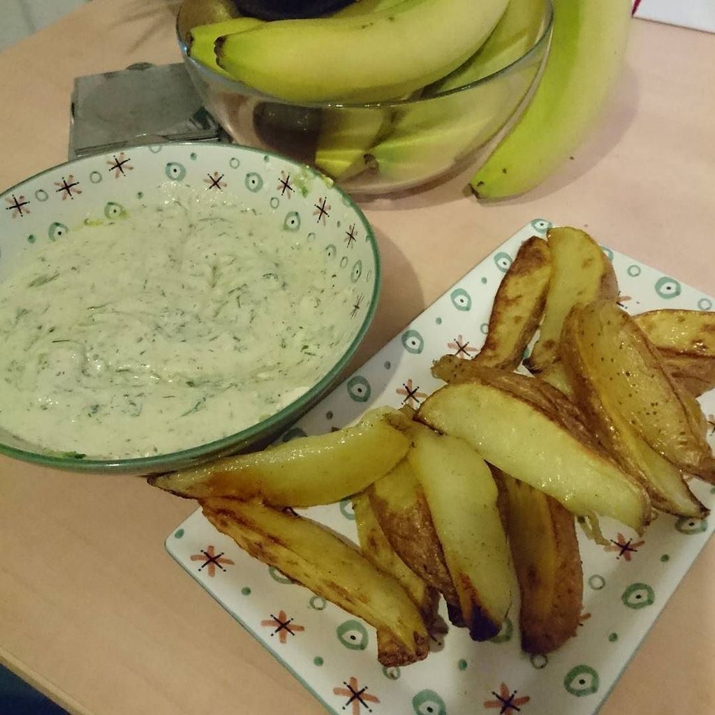 fairyyona's tweet photo. Selfmade potato wedges and vegan cucumber-herbs-dip ❤👌
#vegan #fasting #tilleaster #health… https://t.co/Mx6sxU8YvS https://t.co/JcbiGbS1B5