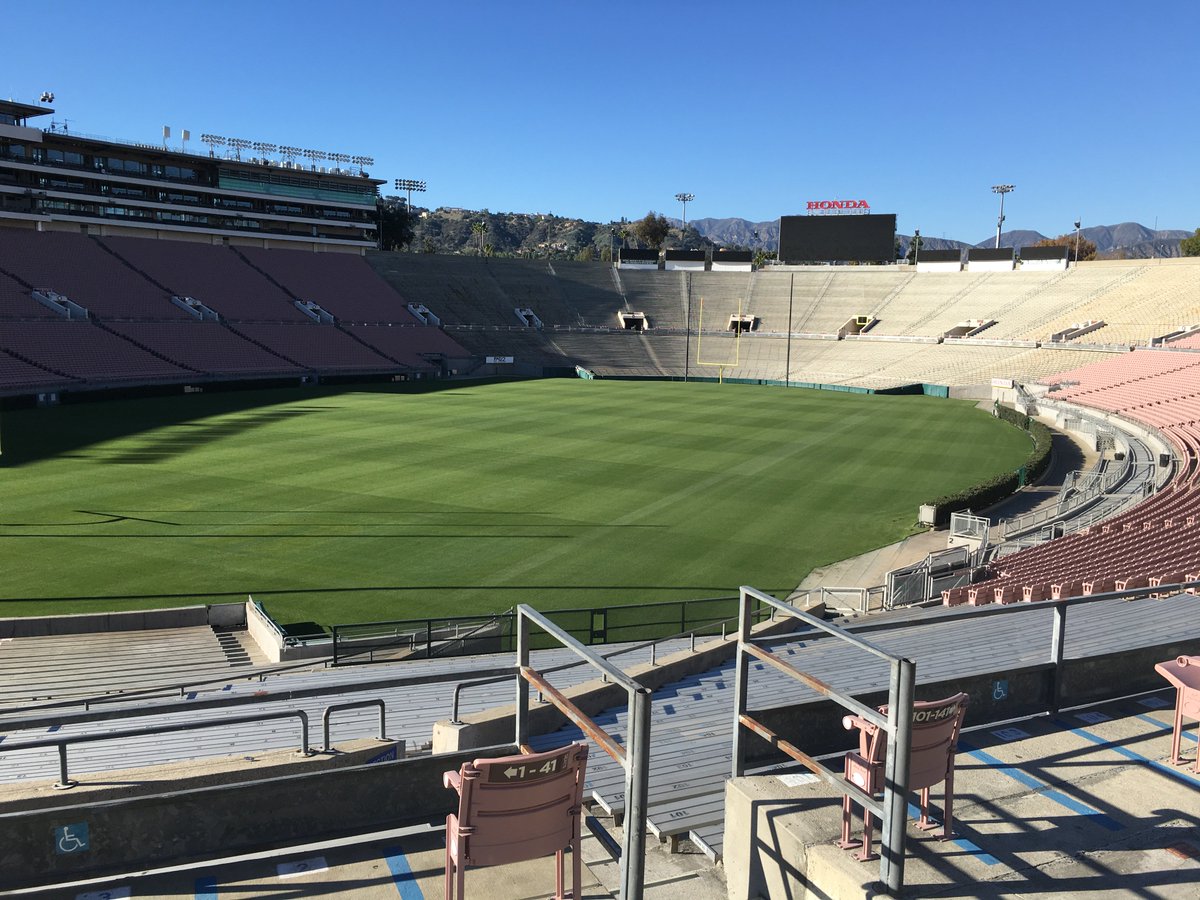 RoseBowlStadium's tweet photo. It is a gorgeous winter day @RoseBowlStadium . Have a safe and relaxing holiday weekend! #historicview https://t.co/YXJ2EQ0wsg