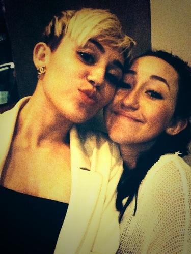 chooseonemiley's tweet photo. CHOOSE ONE photo Miley&amp;Noah part 2 https://t.co/jcjezpiERH
