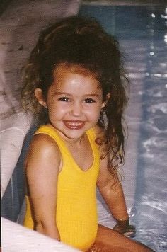 chooseonemiley's tweet photo. CHOOSE ONE photo of small Miley https://t.co/zKZMVD5g6l