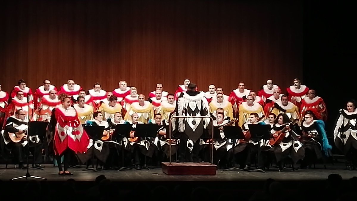 #FestivalDeRondallas
Sislena Caparrosa, con Rondalla de <a href="/MamelonesMurga/">Murga Los Mamelones</a> y <a href="/MamelucosMurga/">Murga Los Mamelucos</a>