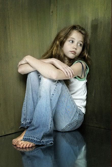 chooseonemiley's tweet photo. CHOOSE ONE photo of small Miley 🙊 https://t.co/pfw6Bze8Oz