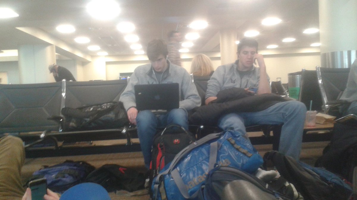 umnmensulti's tweet image. Shout out to @cutrules guys for cranking out their computer science homework before our flight. #StringFunctions
