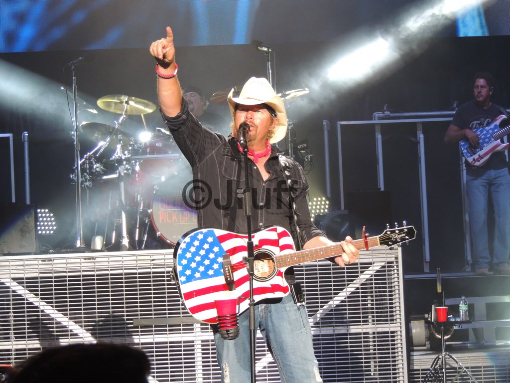 jruff's tweet photo. @TobyKeithMusic @WildShotMezcal @showdognash #tbt to @ShorelineAmp #TobyKeith #35mphtown # https://t.co/gfrSawuSWc