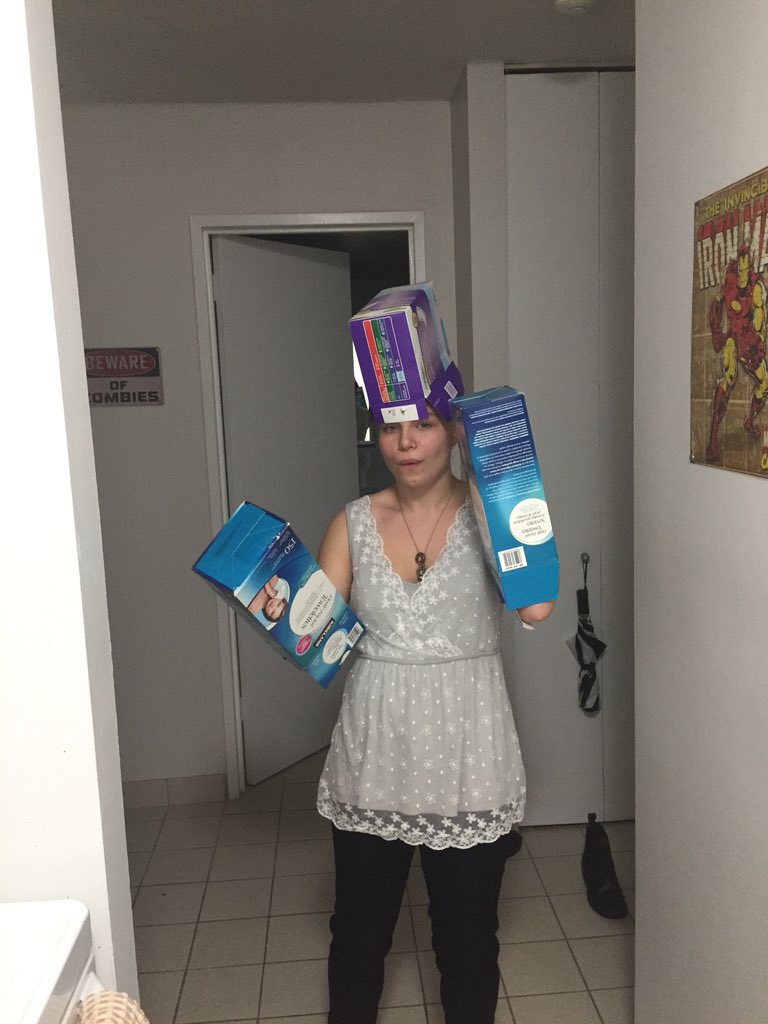 HaybaleVoice's tweet image. Box bot away!! #besties #boxbot #idk