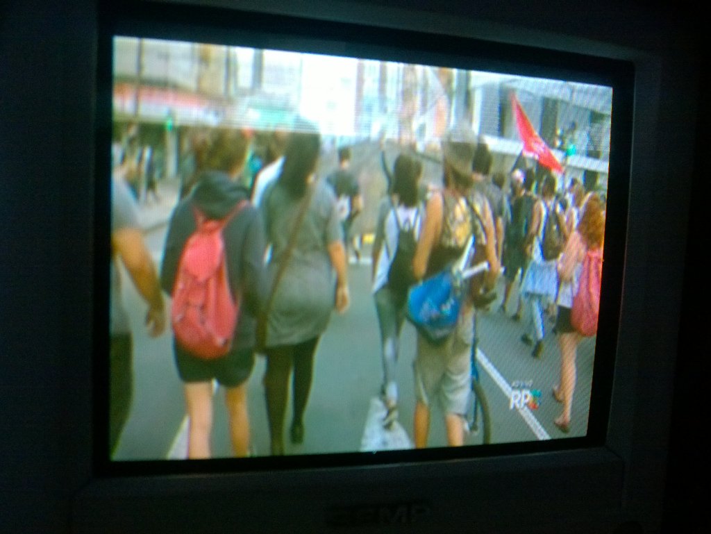 Ciclista_AoVivo's tweet photo. @plantao190 PROTESTO DE ESTUDANTES CONTRA O PREÇO DA PASSAGEM DE ÔNIBUS SEGUE PELA ANDRÉ DE BARROS NO CENTRO !! https://t.co/VmweletNjv