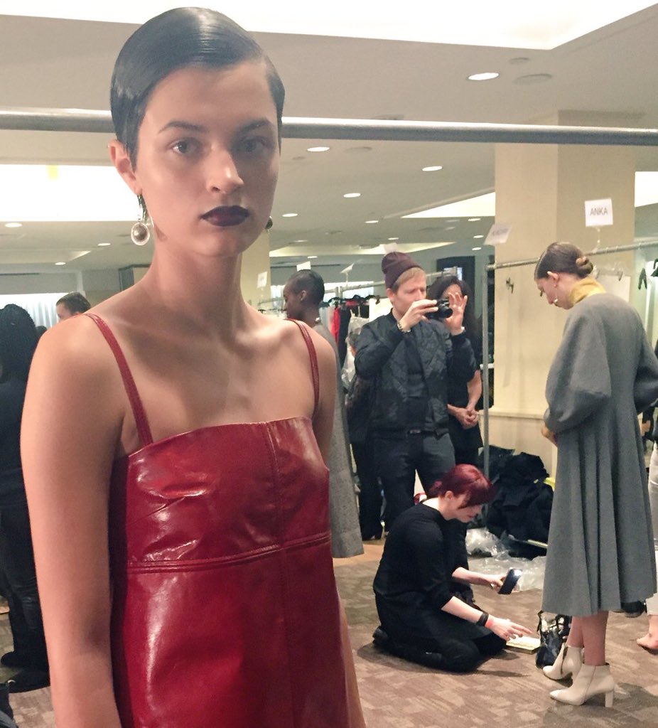 vangardmag's tweet photo. Labial color vino para el próximo otoño ¡estas avisada! #NYFW https://t.co/vVYfNvKY4V