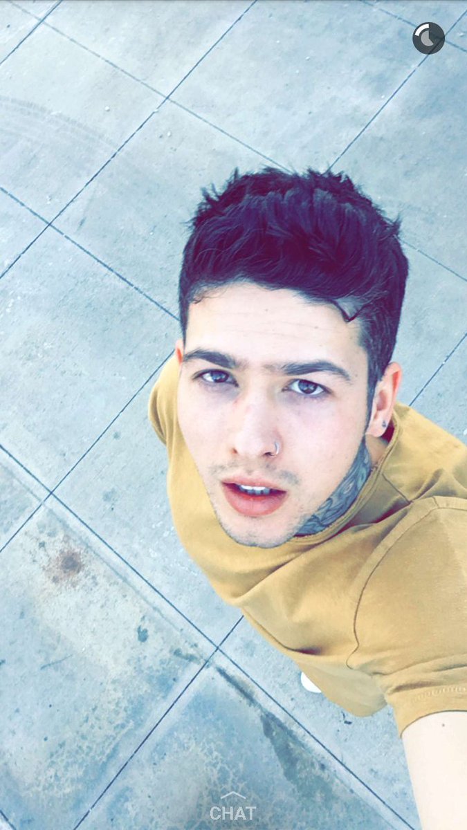 Travilianos's tweet photo. Via Snapchat https://t.co/D04hOywQH6
