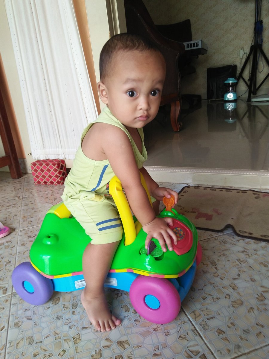 Sie bujang lagi main mobil mobilan