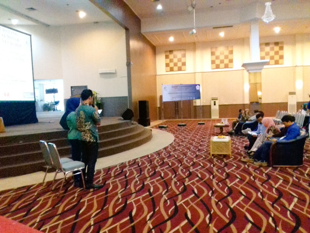Gizi_EsaUnggul's tweet photo. Seminar gizi  " meningkatkan kredibilitas ahli gizi melalui nutriphreneurship" #semangatbersamanutripreneurship https://t.co/7k9StrWQsh