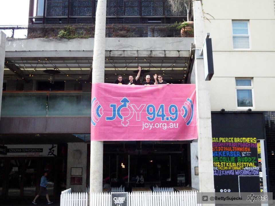 JOY949's tweet photo. We're ready! #JOY949 broadcasting live from @midsumma #PrideMarch 🌈 #94DaysJOY https://t.co/4oYVju5b2Z