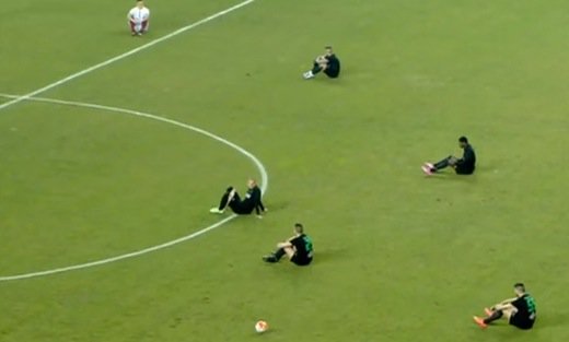 verne's tweet photo. El fútbol griego se planta y denuncia la 'brutal indiferencia' de la UE con los refugiados https://t.co/XGt9CiSBoG https://t.co/OJDXZshvAp