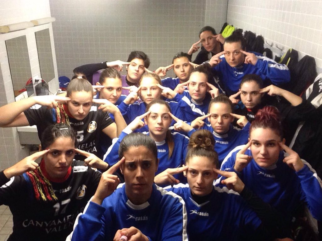 BMCanyamelar's tweet photo. Nuestras chicas antes y después del partido!!! Grandes!!! https://t.co/az17pD1lVP