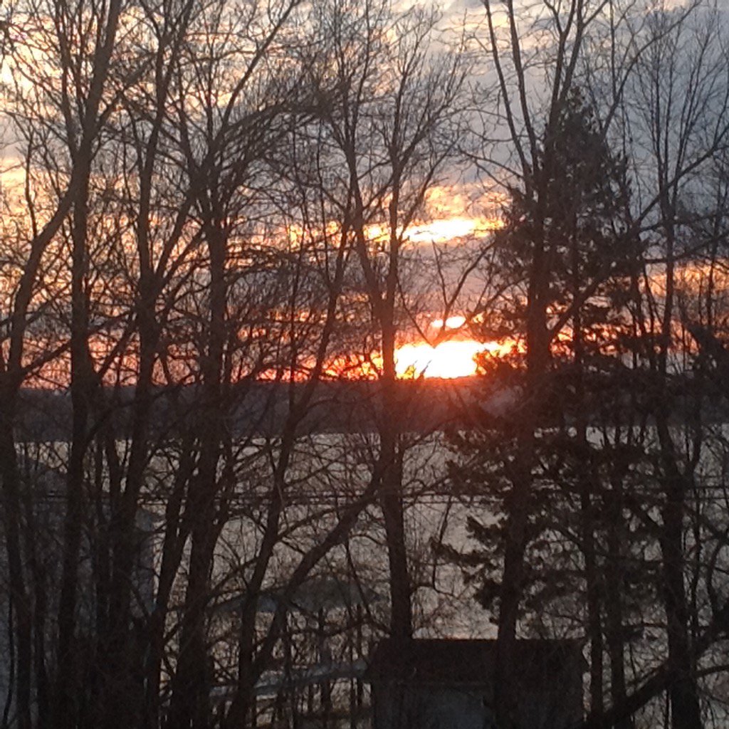 erielackman's tweet photo. #senecalakesunset #flxwine https://t.co/5g3gOLF7sw