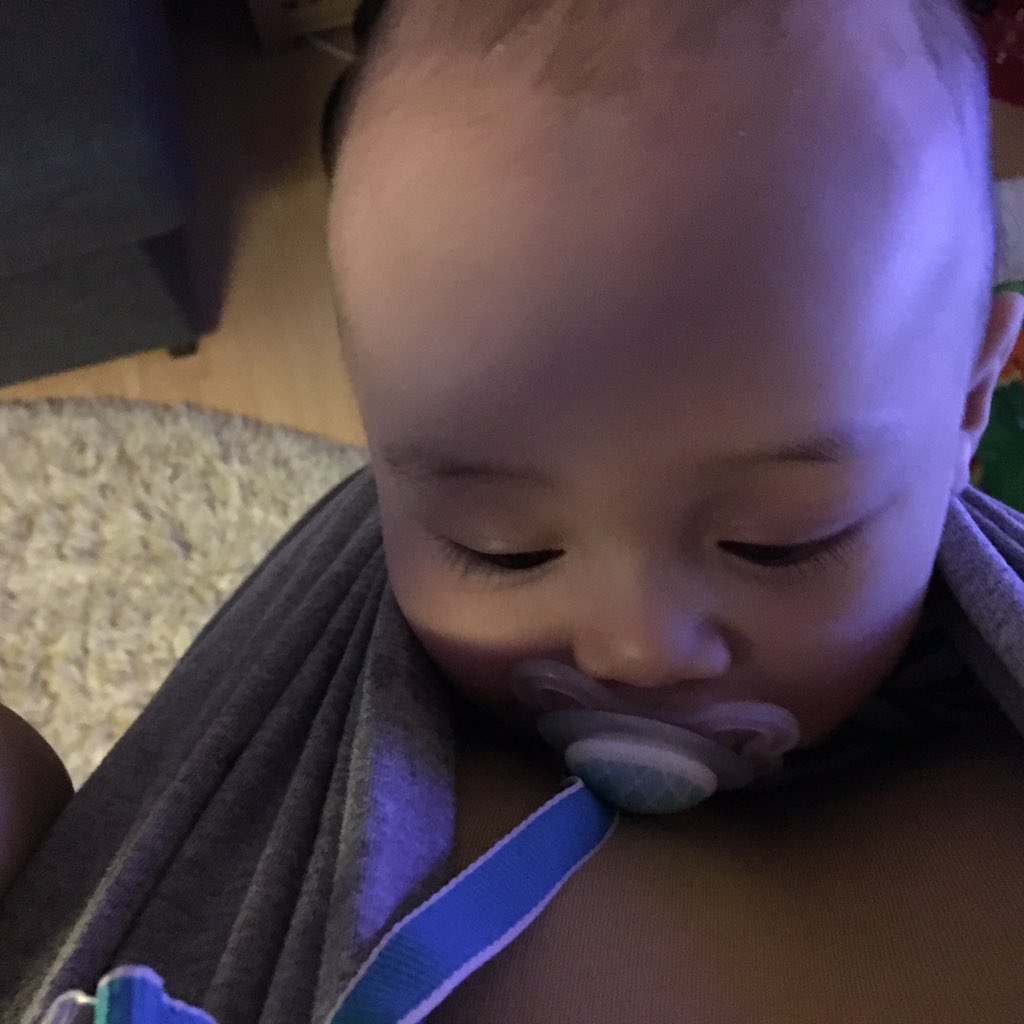 Evernatha's tweet photo. Put a 4,5mo baby to sleep is unpredictable. One day it only takes 15 minutes, next day it can take hours #parenting https://t.co/oUJNJseeHn