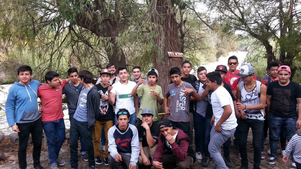 alaccran's tweet photo. Cotorreando con toda la banda de Salvatierra antes de una patinada 
#AlaccranAlAtaque #PuroVeneno #Skateboarding https://t.co/xFiCkRDOvJ