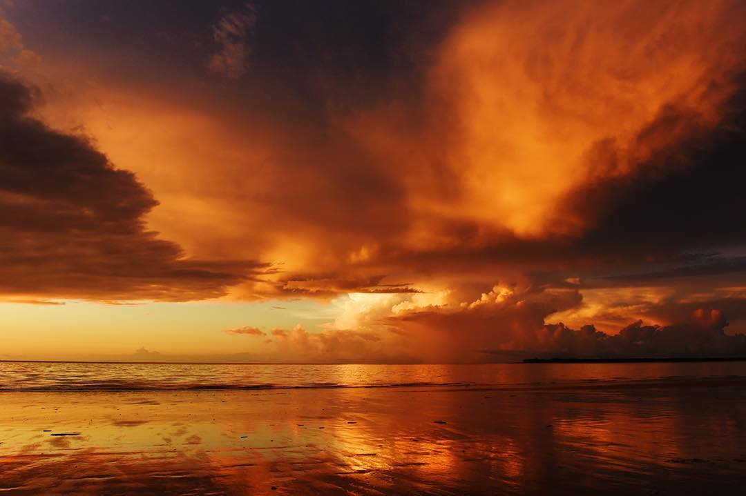 TopEndTweets's tweet photo. It's raining &amp; we missed sunrise BUT.. thanks to @elisederwin, @TheNTNews #photojournalist for this #Sunset #TopEnd https://t.co/sQGLknQDOO
