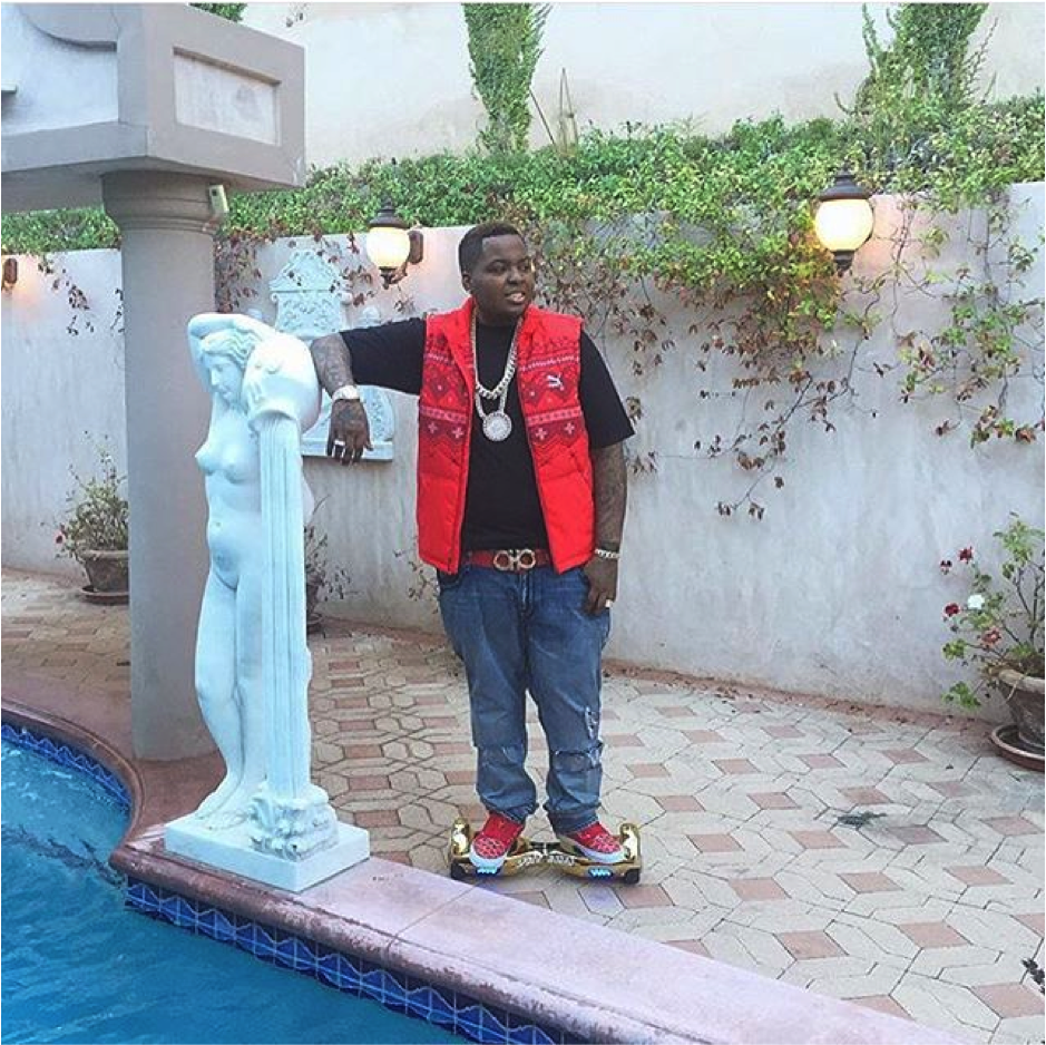 moy_leyana's tweet photo. @seankingston is always cruisin in stye.  🚀👽 #spaceboard #SpaceSquad #gold https://t.co/i8qD0kpMJC