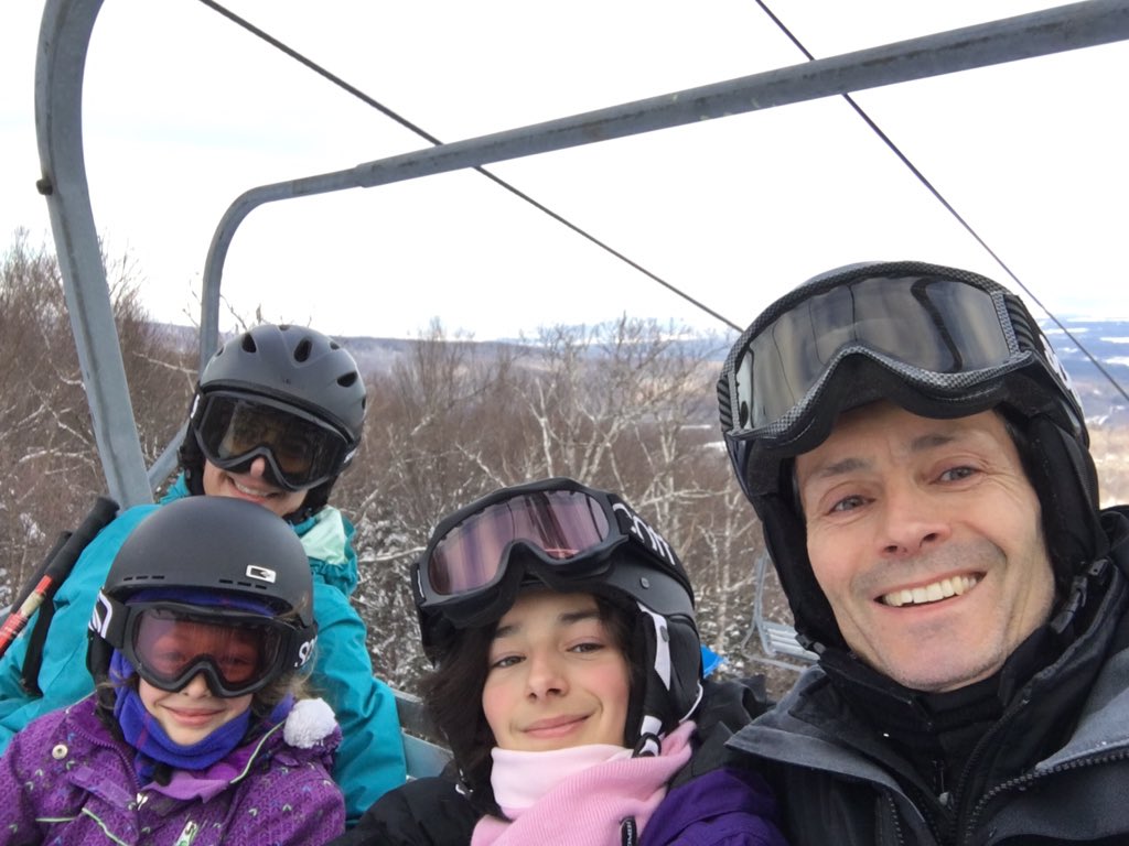 TheWellnessDocs's tweet photo. Family ski trip #keepsmewell (don't mention the shoulder incident...) https://t.co/ADzKGZ5SPt