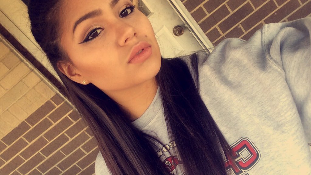 ITS_oriGINAlity's tweet photo. Makeup brought to you by Kmart Walmart and probably dollar general lol. #MACWho https://t.co/WrnkyX0tD5