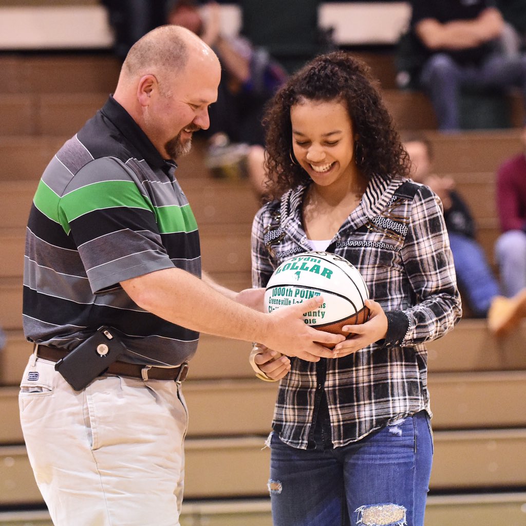TGFDarrenReese's tweet photo. Greeneville soph Sydni Lollar honored for scoring the 1,000th point of her career. She won't play due to injury. https://t.co/AxqSf6pZ84