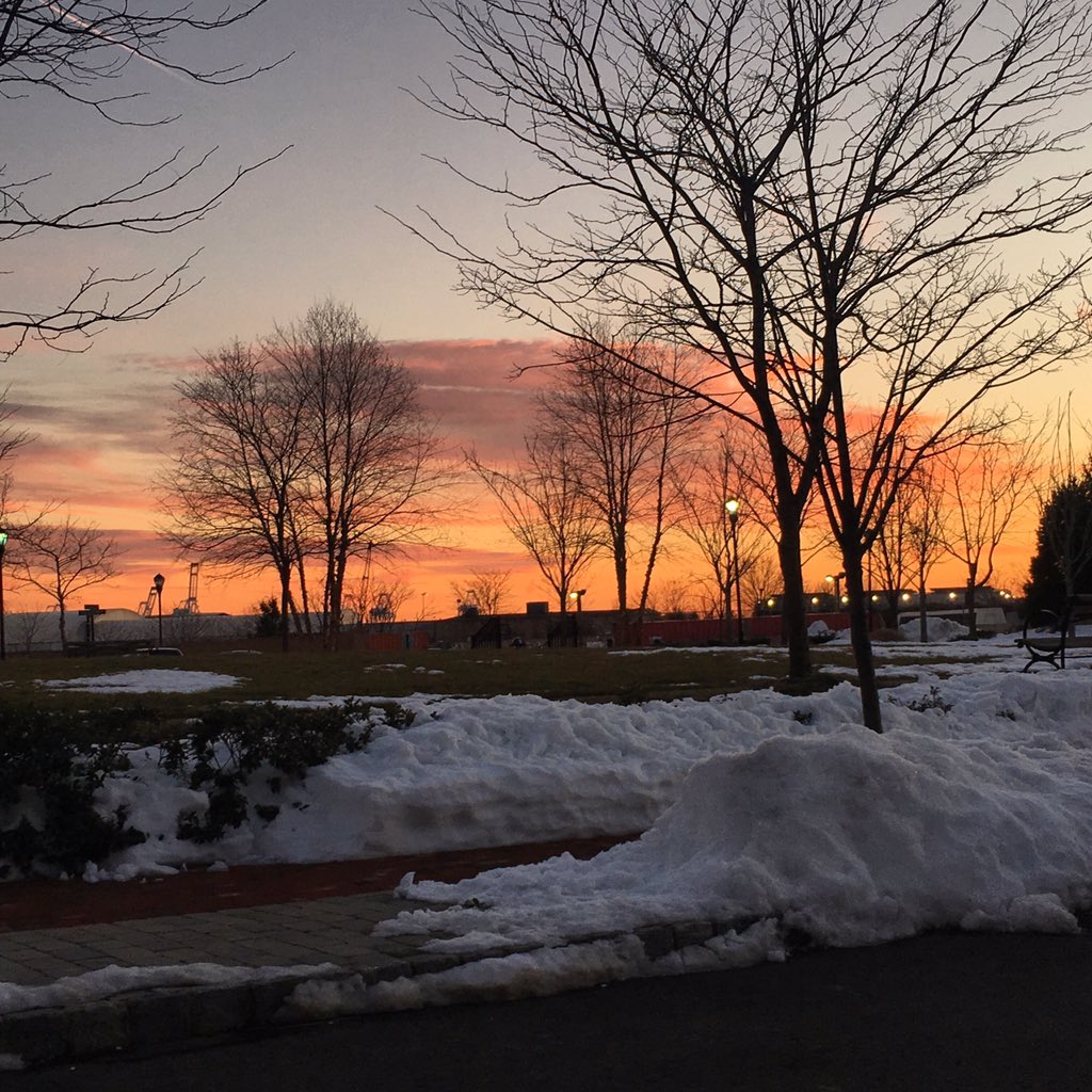 AndreaJobs's tweet photo. My #sunset stroll thru the #snow. #natureneedsnofilter #myhappyplace #portliberte #hudsonriver https://t.co/7hLbPr2706