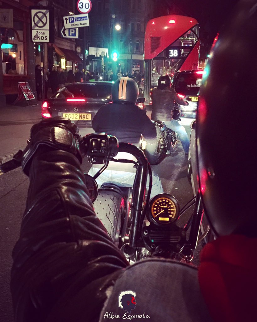AlbieTheArtist's tweet photo. Briefly stuck in traffic. #albieespinola #artist #london #sportster #exile #bobber #hoodie #kutte #apebars #helmet https://t.co/WRSuayKUPC
