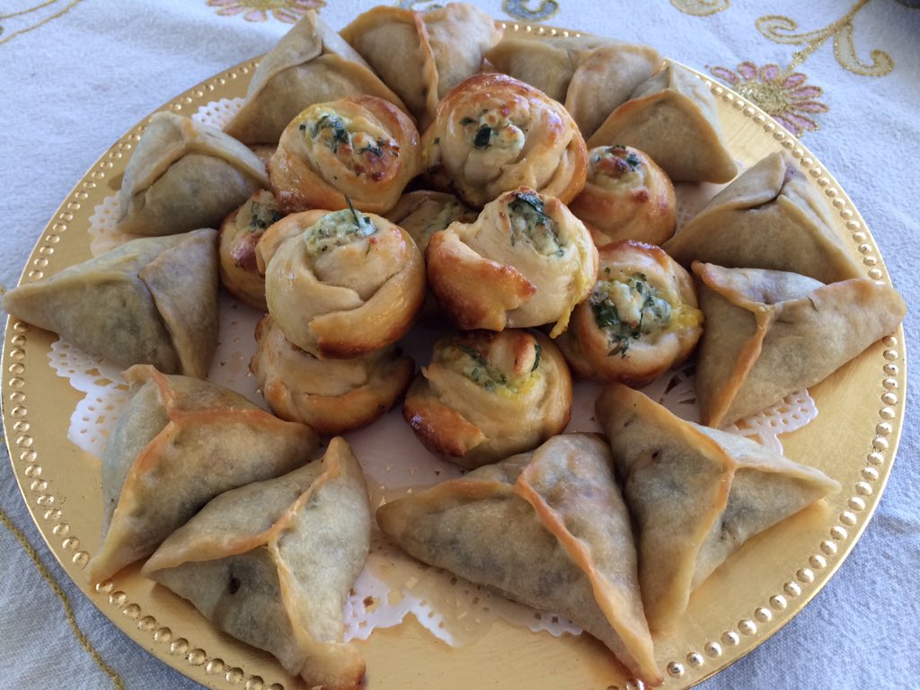 HoneydoeChi's tweet photo. Amazing #savory #pastries by #honeydoe #Kitchenindustry #cheese vs #spinach?! #syrian food #arabicfood #chicago https://t.co/mhiGgWK8Wg