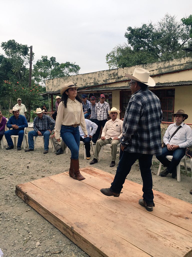 wabyymelii's tweet photo. Solo mi padre festeja así #versada #carrerasDeCaballo #fandango #familia #HBDPapi https://t.co/DHaBd1Z1D3