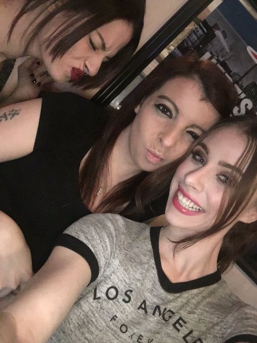 Had a wonderful night with these two ladies, ready for round ✌?️ https://t.co/obMoKOGgLb