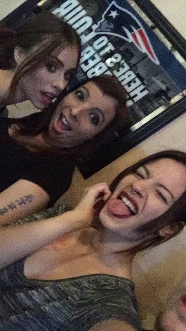 Had a wonderful night with these two ladies, ready for round ✌?️ https://t.co/obMoKOGgLb