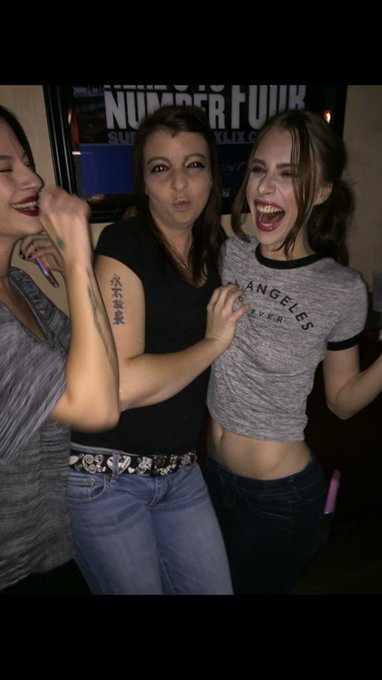 Had a wonderful night with these two ladies, ready for round ✌?️ https://t.co/obMoKOGgLb