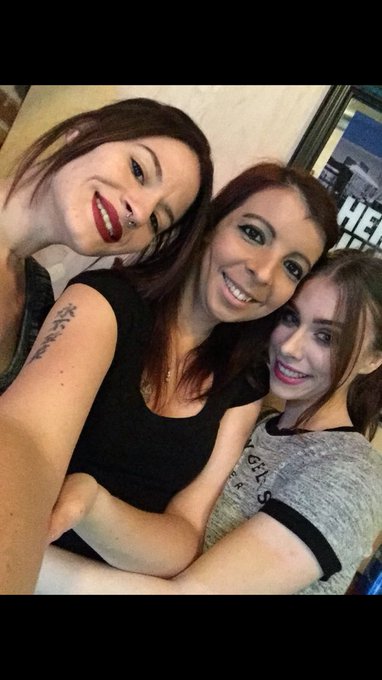 Had a wonderful night with these two ladies, ready for round ✌?️ https://t.co/obMoKOGgLb