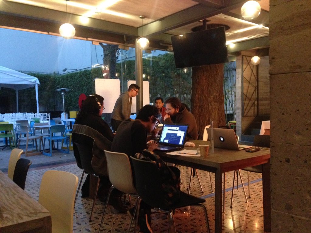 degranda10's tweet photo. Los equipos en la etapa de desarrollo de su proyecto en el Polymer Hackathon #PolyHackMx https://t.co/i5gz0P6Opu