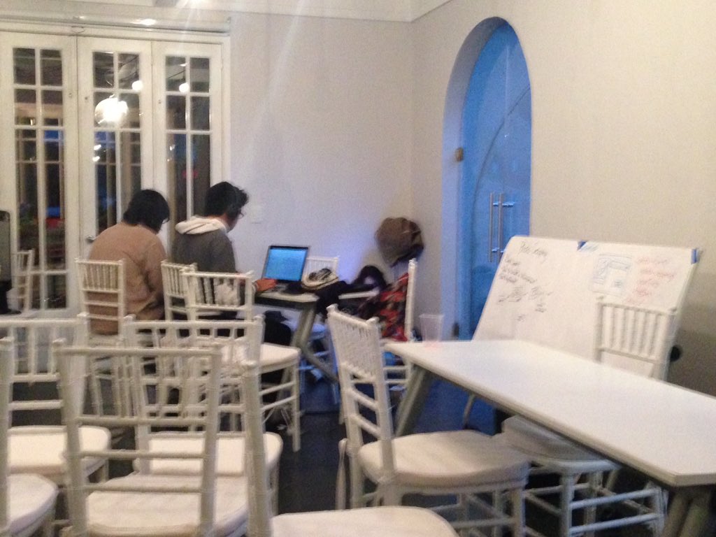degranda10's tweet photo. Los equipos en la etapa de desarrollo de su proyecto en el Polymer Hackathon #PolyHackMx https://t.co/i5gz0P6Opu